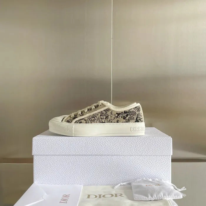 D - SNEAKERS