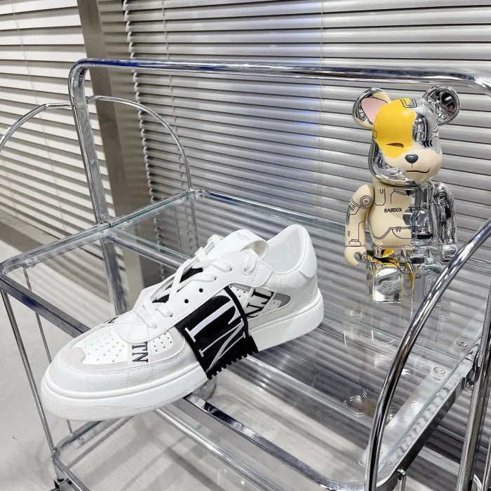 V - SNEAKERS