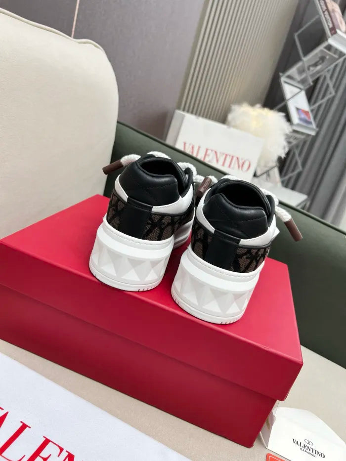 V - SNEAKERS
